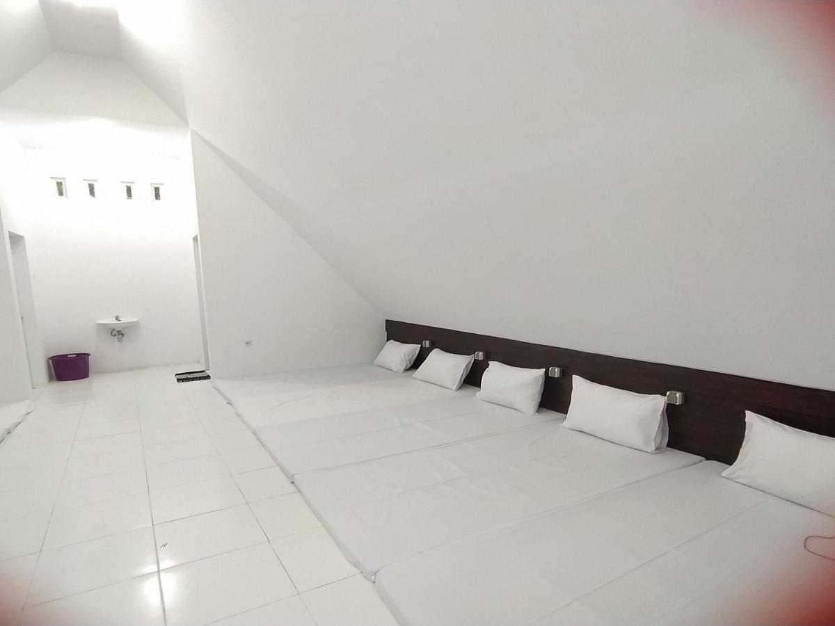 Seger Nusantara Hostel Kalisat Buitenkant foto