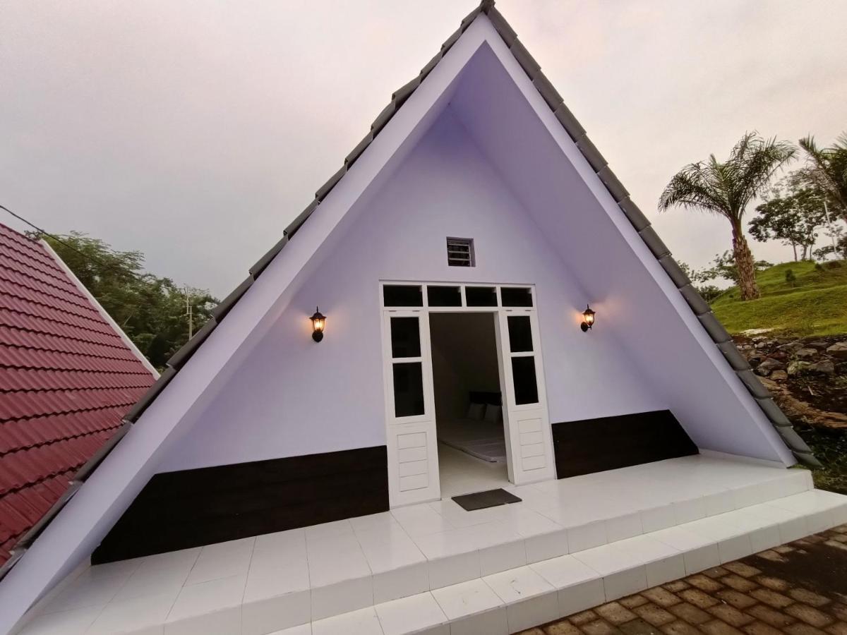 Seger Nusantara Hostel Kalisat Buitenkant foto