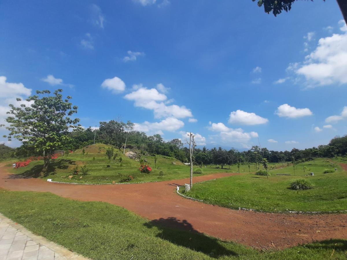 Seger Nusantara Hostel Kalisat Buitenkant foto