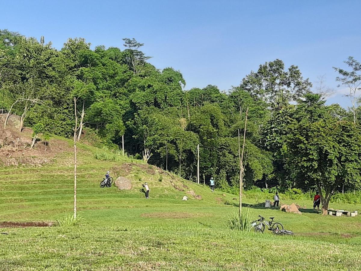 Seger Nusantara Hostel Kalisat Buitenkant foto