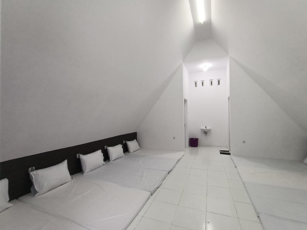 Seger Nusantara Hostel Kalisat Buitenkant foto